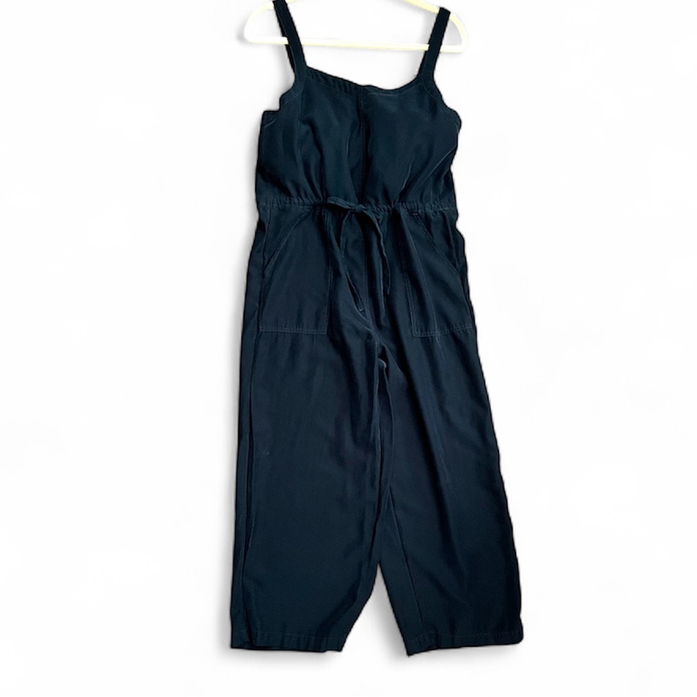 Old Navy Adjustable Strap Jumpsuit. Pockets and drawstring waist. Size M.